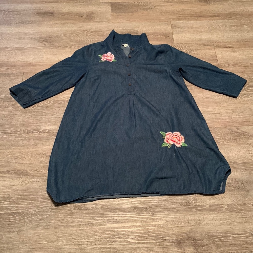 LMT: Light Denim Shirt Dress with two embroidered flowers - Picture 3 of 12